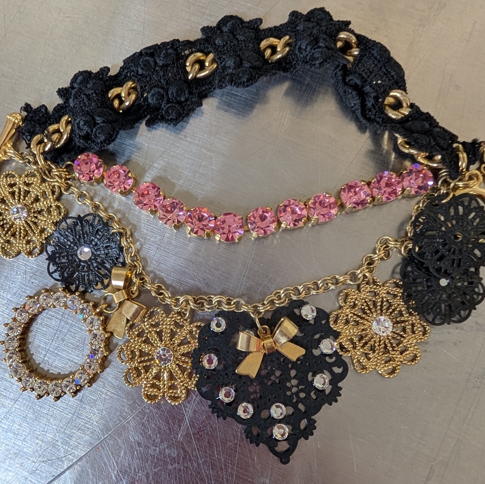 Bracelet Betsey Johnson Black Gold Heart Pink Rhinestone Three Strand Charm - Picture 5 of 7